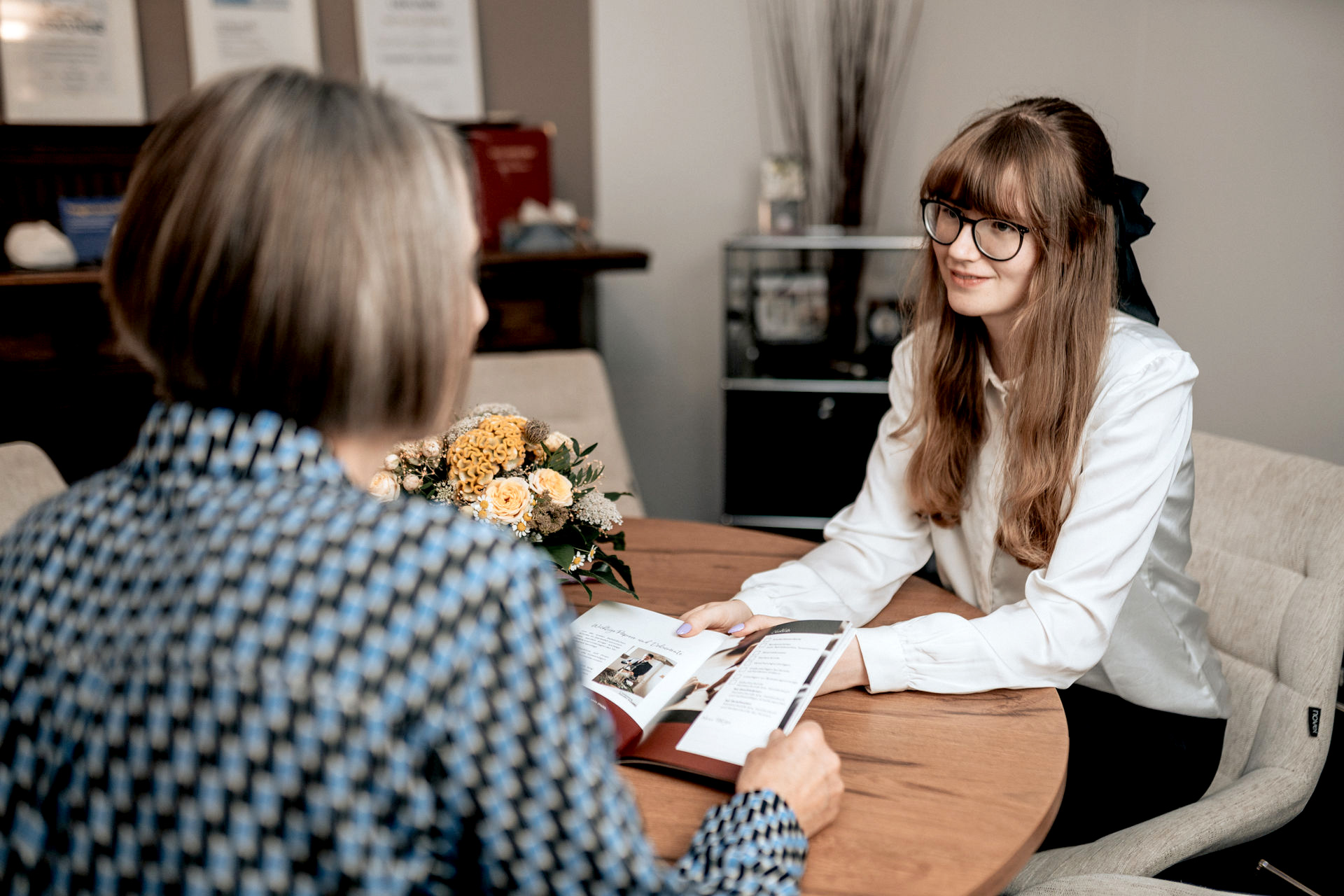 Bestatter in einfühlsamer Beratung zur Bestattungsvorsorge